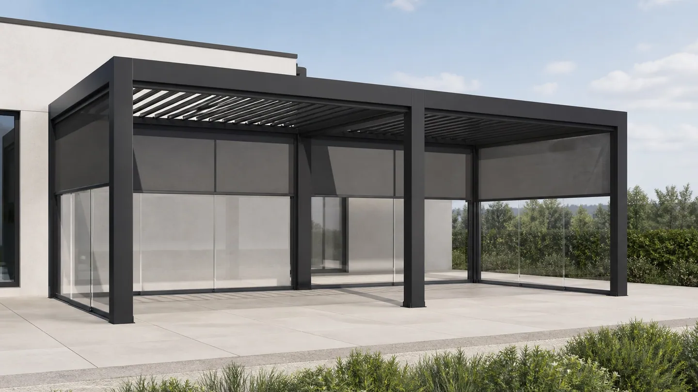 Pergola anthracite illustrative à deux travées avec zones de lames distinctes, stores et parois vitrées.